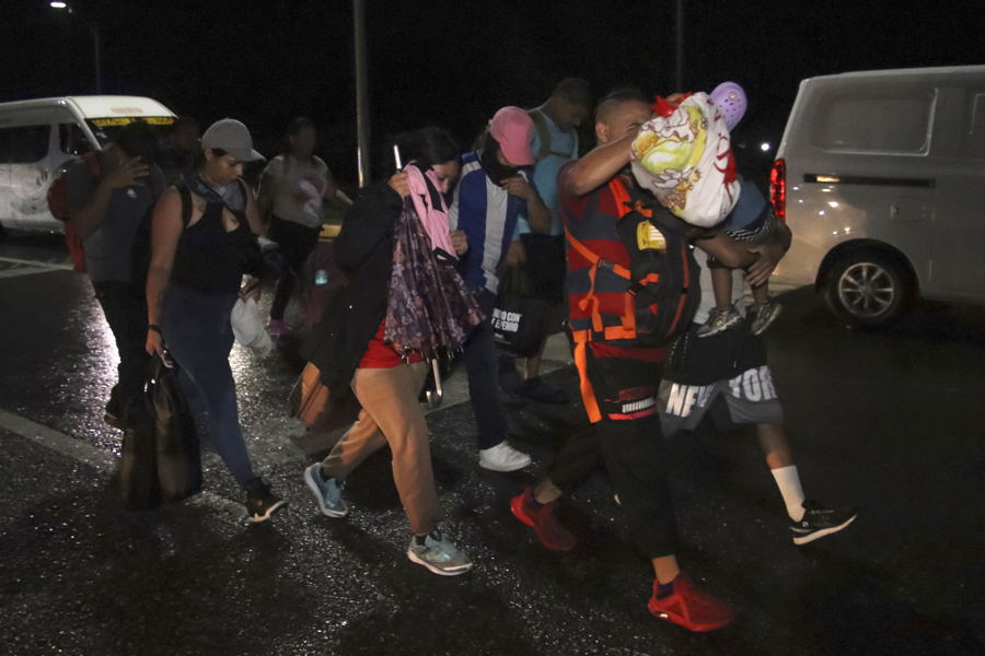 Caravana con más de 600 migrantes retoma camino desde el sur de México a EEUU entre lluvia Caravana