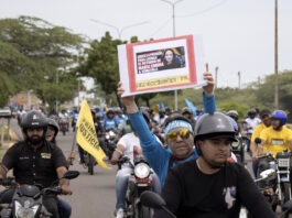 Caravanas opositoras piden en varias zonas de Venezuela el regreso de María Corina Machado