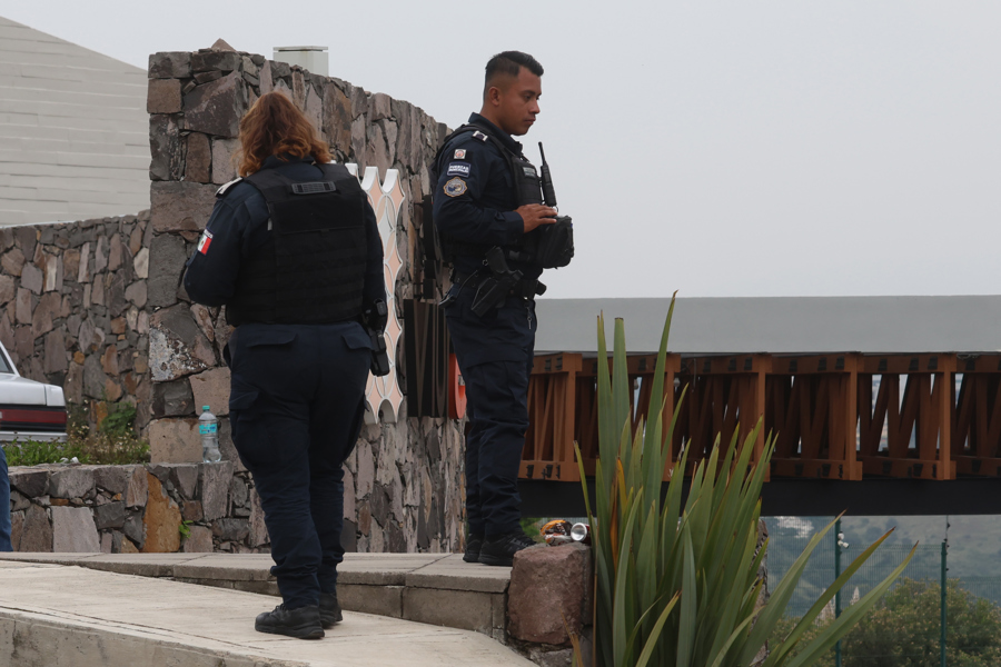 Policías custodian la zona donde se cometió un homicidio múltiple