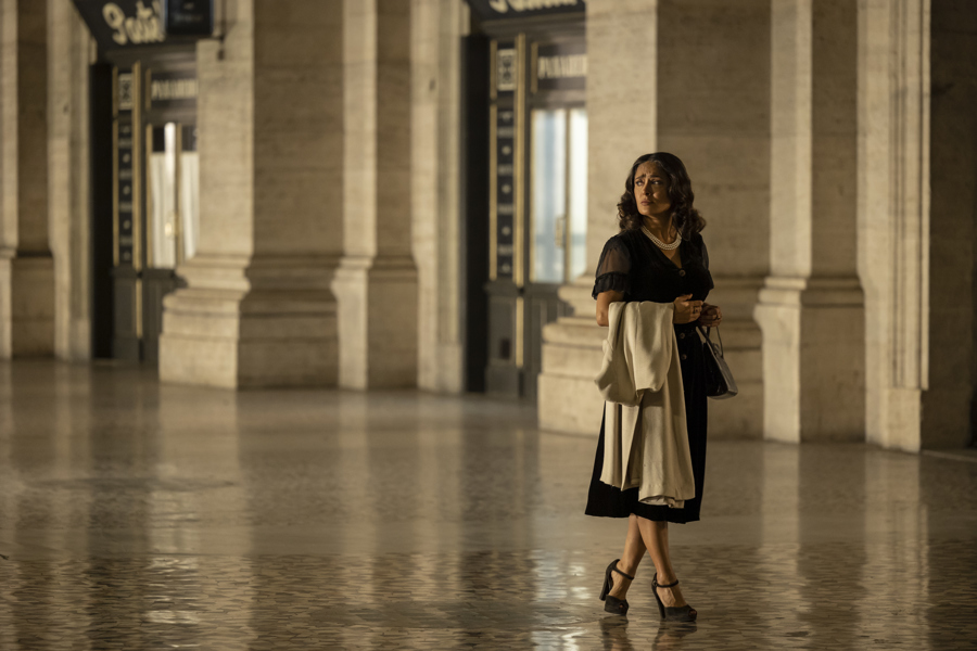 Salama Hayek interpretando a Nina en una escena de la película 'Without Blood'