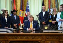 Trump desvela uniforme de Fuerza Espacial y las redes lo comparan con traje nazi US President Donald Trump signs executive order at the White House