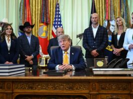 Trump desvela uniforme de Fuerza Espacial y las redes lo comparan con traje nazi US President Donald Trump signs executive order at the White House