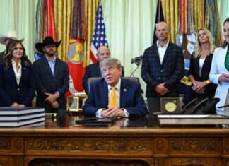 Trump desvela uniforme de Fuerza Espacial y las redes lo comparan con traje nazi US President Donald Trump signs executive order at the White House