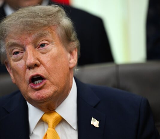 Trump quiere cambiar el nombre al estado de Nuevo México por "Nueva América" US President Donald Trump signs executive order at the White House