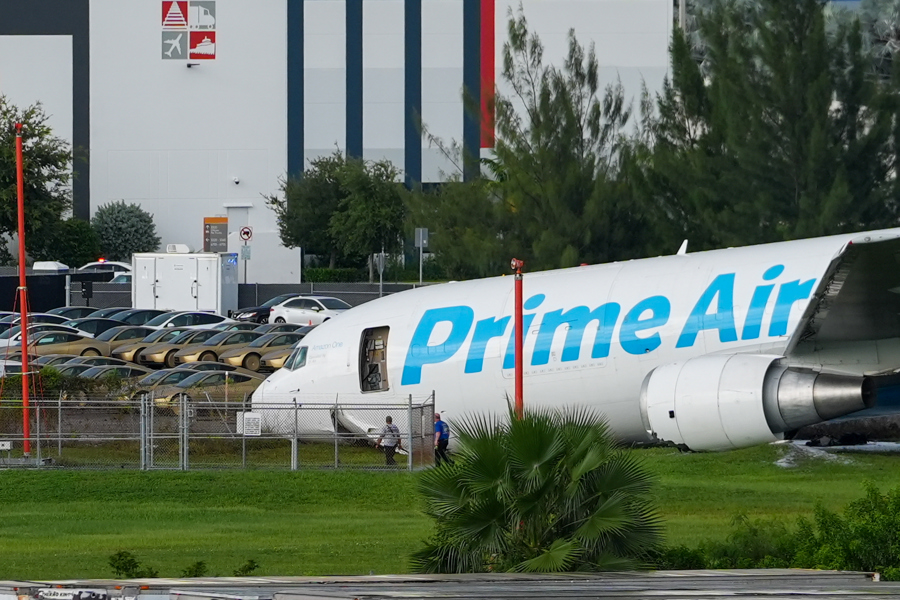 Un avión de carga de Amazon se estrella en el aeropuerto de Miami