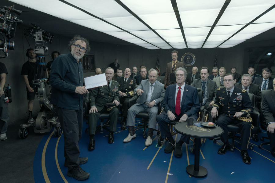 director de la pel&iacute;cula &ldquo;Digger&rdquo;, Alejandro Gonz&aacute;lez I&ntilde;&aacute;rritu (i), y al actor estadounidense Tom Cruise (2-i) en el papel de Digger Rockwell