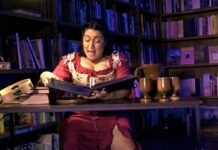 la actriz Letty Carmona durante una escena de la obra teatral 'Hambre, una comedia de pícaros'