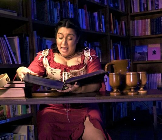 la actriz Letty Carmona durante una escena de la obra teatral 'Hambre, una comedia de pícaros'