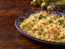 Enchiladas suizas cremosas y gratinadas Enchiladas suizas con salsa verde cremosa, pollo y queso gratinado, listas para compartir.