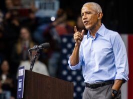 Trump llama "estúpido" a Obama por burlarse de sus reformas en la Casa Blanca Former President Obama joins El-Sayed midterm election rally