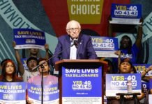 Bernie Sanders pide votar por un impuesto a los multimillonarios de California US Senator Bernie Sanders speaks at rally in Los Angeles
