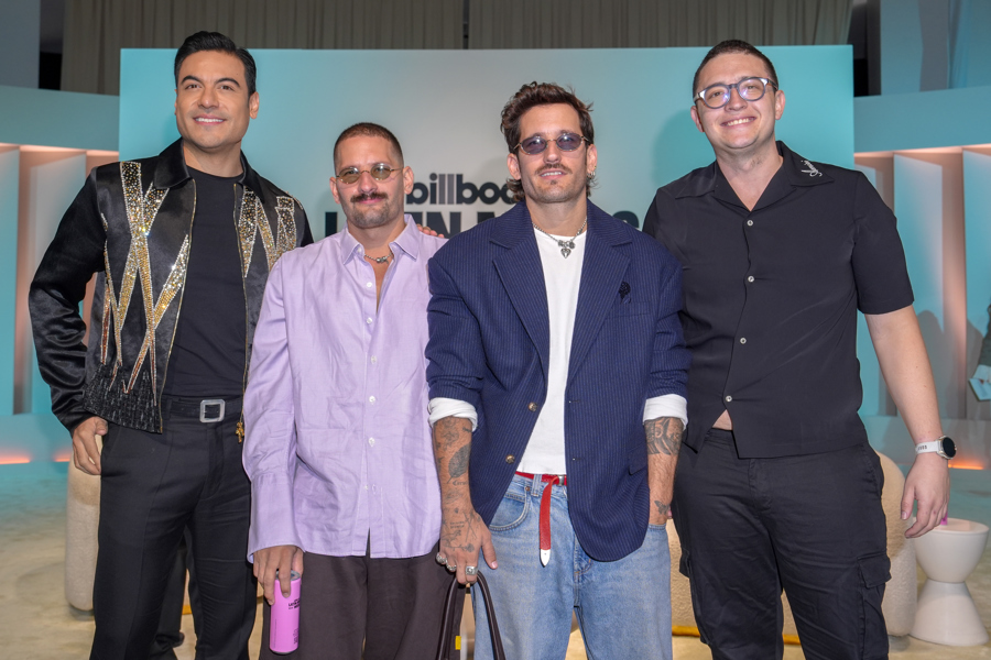 Carlos Rivera (i); el dúo venezolano Mau y Ricky, y el productor colombiano Na'vi