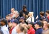 Trump llama "buen amigo" a Dennis Rodman durante mitin republicano en Texas
