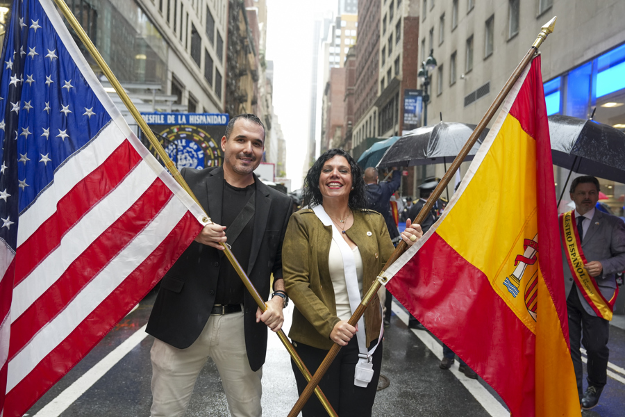 La lluvia no apaga la fiesta de la Hispanidad en Nueva York