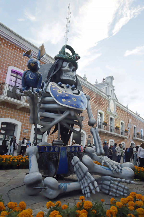 Dioses prehisp&aacute;nicos y catrinas gigantes toman las calles de Atlixco en M&eacute;xico