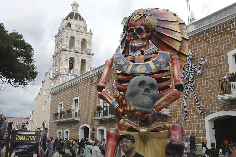 Dioses prehisp&aacute;nicos y catrinas gigantes toman las calles de Atlixco en M&eacute;xico