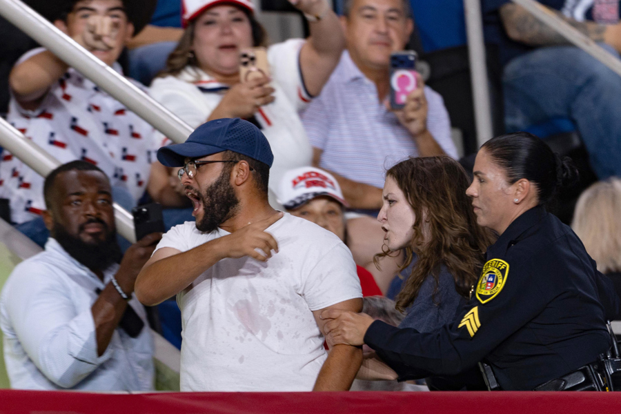 Dos manifestantes son arrestados por gritar consignas contra el presidente de EE.UU., Donald Trump