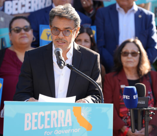 Eugenio Derbez denuncia intimidación a latinos en EE. UU. y llama a defender el voto Eugenio Derbez