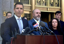 El agente especial a cargo de la División de Nueva York del Departamento de Justicia, Joe Bonavolonta (i), habla durante una rueda de prensa celebrada al salir del juicio del depuesto líder venezolano Nicolás Maduro
