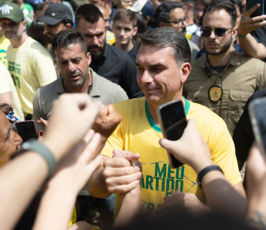 Brasil va a las urnas a definir su rumbo, con Lula y Bolsonaro bajo la sombra de Trump El candidato a la presidencia de Brasil por el Partido Liberal, Flávio Bolsonaro