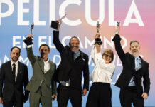 El cineasta mexicano David Pablos (d) posa con el premio a mejor película por 'En el camino' este sábado, durante la 68 edición de los Premios Ariel