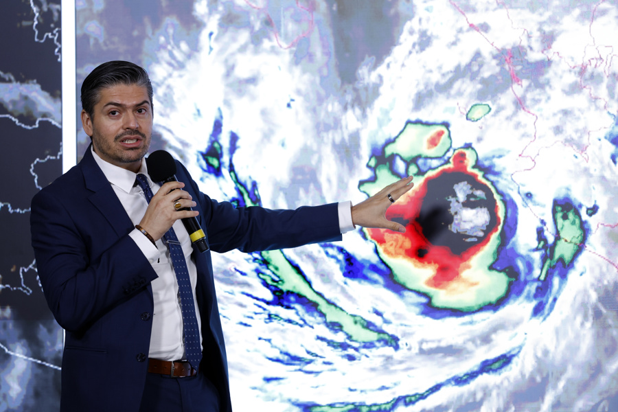 México confirma un muerto por el huracán Simón, que amenaza ahora a Nayarit y Sinaloa
