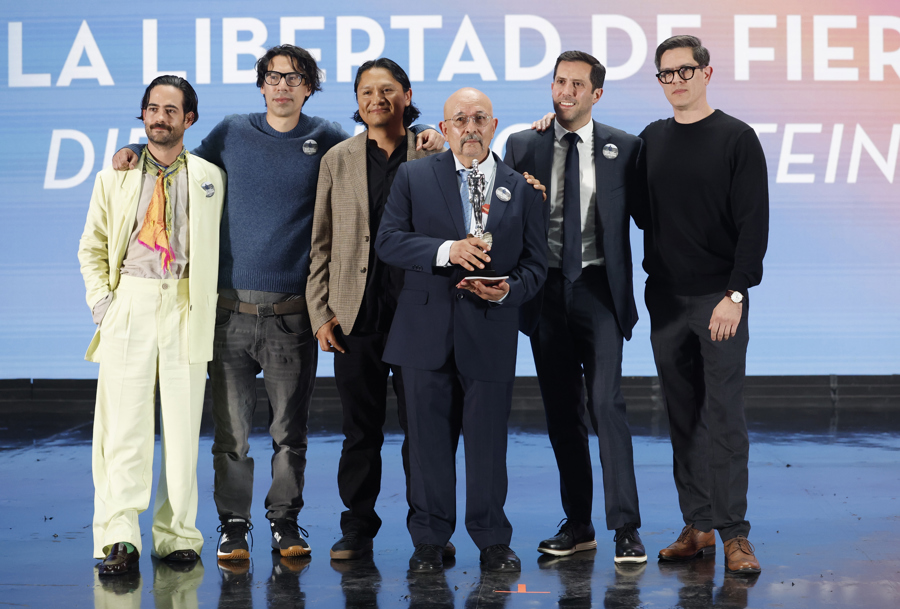  El elenco a mejor largometraje documental por 'La libertad de Fierro' posan con el Ariel 