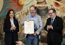 Juan Villoro destaca la importancia de "la crítica justa" al recibir Premio Carlos Fuentes El escritor y periodista mexicano Juan Villoro (c) recibe el reconocimiento Carlos Fuentes