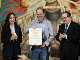 Juan Villoro destaca la importancia de "la crítica justa" al recibir Premio Carlos Fuentes El escritor y periodista mexicano Juan Villoro (c) recibe el reconocimiento Carlos Fuentes