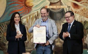 Juan Villoro destaca la importancia de "la crítica justa" al recibir Premio Carlos Fuentes El escritor y periodista mexicano Juan Villoro (c) recibe el reconocimiento Carlos Fuentes