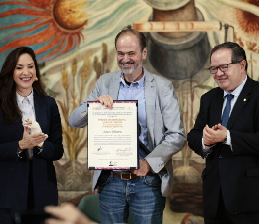 Juan Villoro destaca la importancia de "la crítica justa" al recibir Premio Carlos Fuentes El escritor y periodista mexicano Juan Villoro (c) recibe el reconocimiento Carlos Fuentes