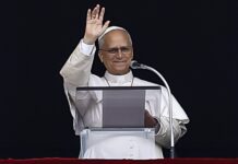 El papa León XIV dirige el rezo del Ángelus desde la ventana de su despacho