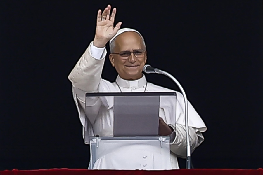 El Papa León XIV dirige el rezo del Ángelus tras recibir el alta hospitalaria después de una intervención quirúrgica. El papa León XIV dirige el rezo del Ángelus desde la ventana de su despacho