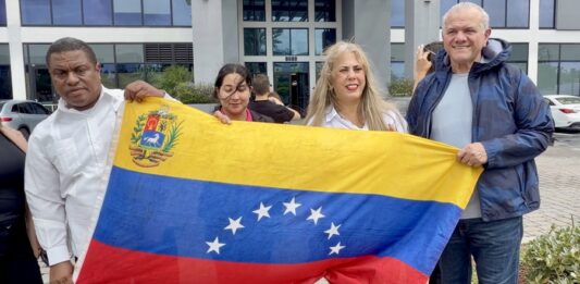Venezolanos en EE.UU. avisan que movilizarán el voto ante "sufrimiento" por deportaciones El presidente de Venezolanos Perseguidos en el Exilio Político (Veppex), José Antonio Colina