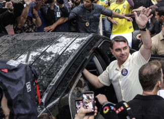 Estados Unidos anuncia que acogerá a Flávio Bolsonaro y a su familia