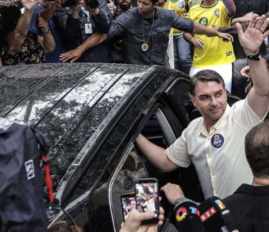 Estados Unidos anuncia que acogerá a Flávio Bolsonaro y a su familia