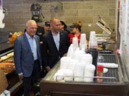 Panadería cubana de Miami "condena el socialismo" tras visita de un congresista demócrata Hakeem Jeffries (c-i), y el candidato demócrata por el 27.º Distrito Congresional de Florida, Eliott Rodríguez