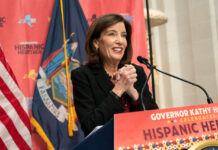 La gobernadora Kathy Hochul durante su discurso en el Desayuno Estatal de la Herencia Hispana, celebrado el 8 de octubre en el Museo Metropolitano de Arte de Nueva York.
