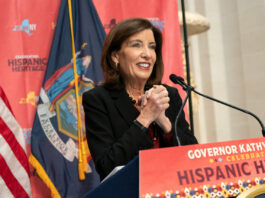 Hochul reúne a líderes latinos y aborda vivienda, inmigración y salud durante celebración de la Herencia Hispana La gobernadora Kathy Hochul durante su discurso en el Desayuno Estatal de la Herencia Hispana, celebrado el 8 de octubre en el Museo Metropolitano de Arte de Nueva York.