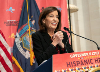 Hochul reúne a líderes latinos y aborda vivienda, inmigración y salud durante celebración de la Herencia Hispana La gobernadora Kathy Hochul durante su discurso en el Desayuno Estatal de la Herencia Hispana, celebrado el 8 de octubre en el Museo Metropolitano de Arte de Nueva York.