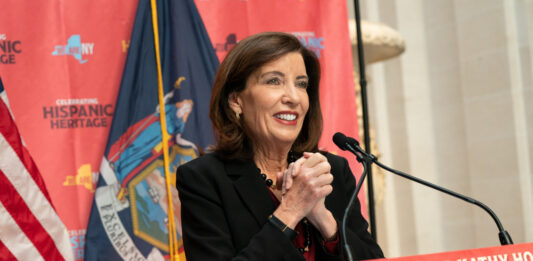 Hochul reúne a líderes latinos y aborda vivienda, inmigración y salud durante celebración de la Herencia Hispana La gobernadora Kathy Hochul durante su discurso en el Desayuno Estatal de la Herencia Hispana, celebrado el 8 de octubre en el Museo Metropolitano de Arte de Nueva York.