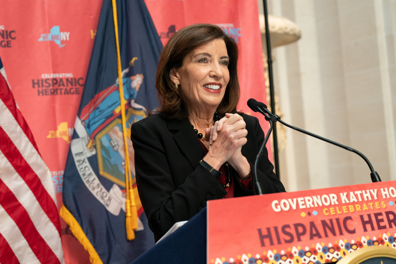 La gobernadora Kathy Hochul durante su discurso en el Desayuno Estatal de la HerenciaHispana, celebrado el 8 de octubre en el Museo Metropolitano de Arte de Nueva York.