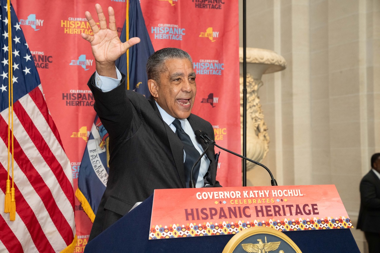El congresista Adriano Espaillat durante su intervención.