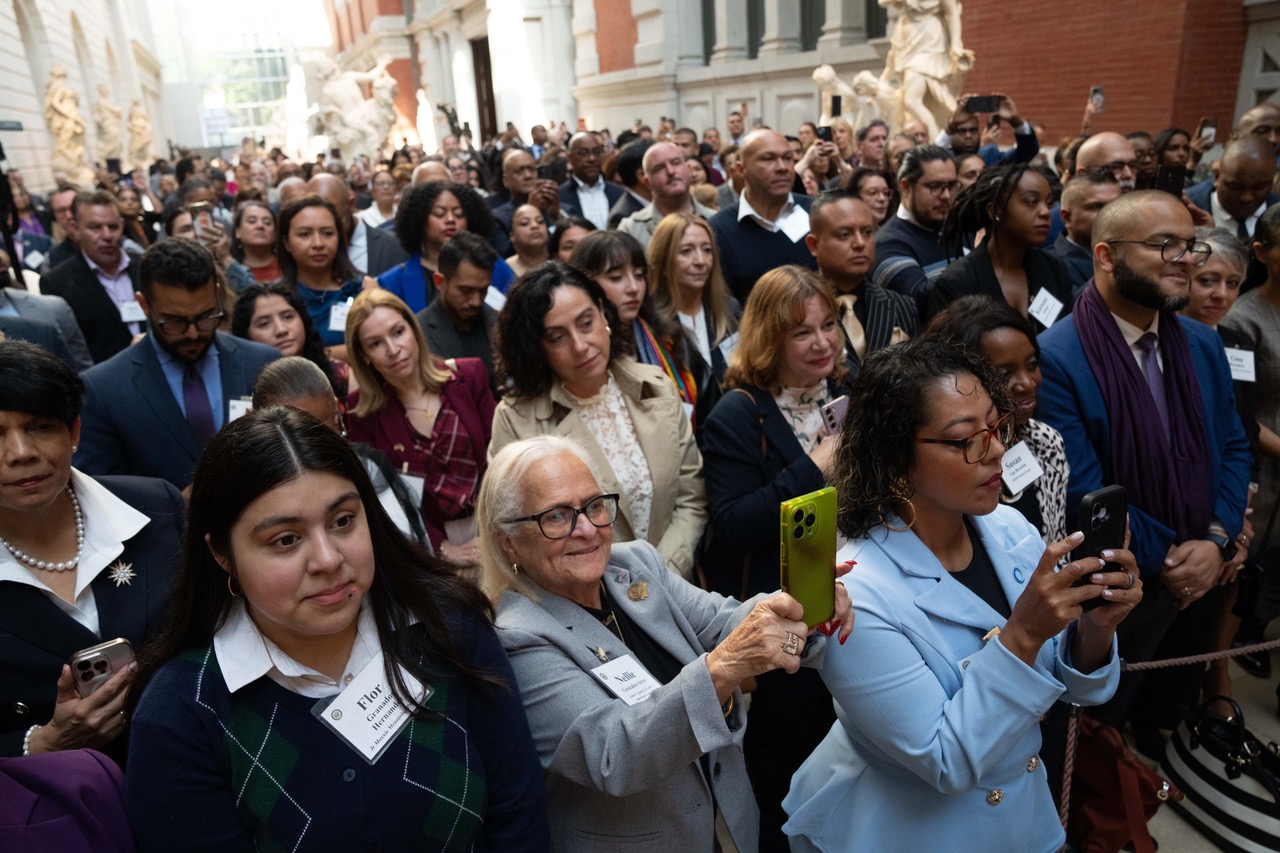 Líderes y representantes comunitarios se reúnen en el Museo Metropolitano de Arte de NuevaYork para celebrar el Mes de la Herencia Hispana.