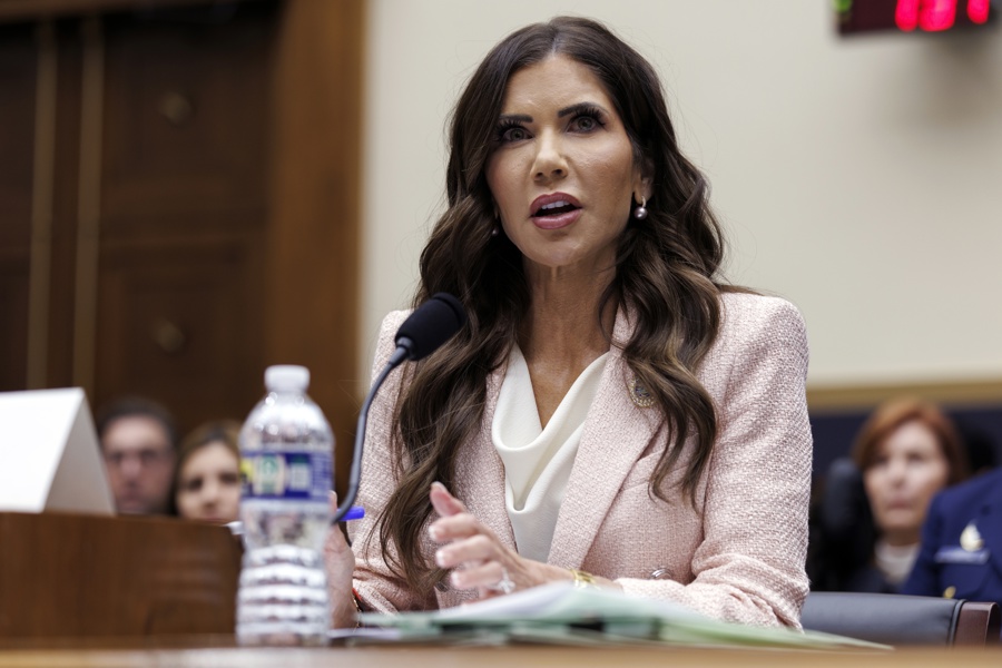 Trump sustituye a la secretaria de Seguridad Nacional en pleno cierre del departamento Kristi Noem