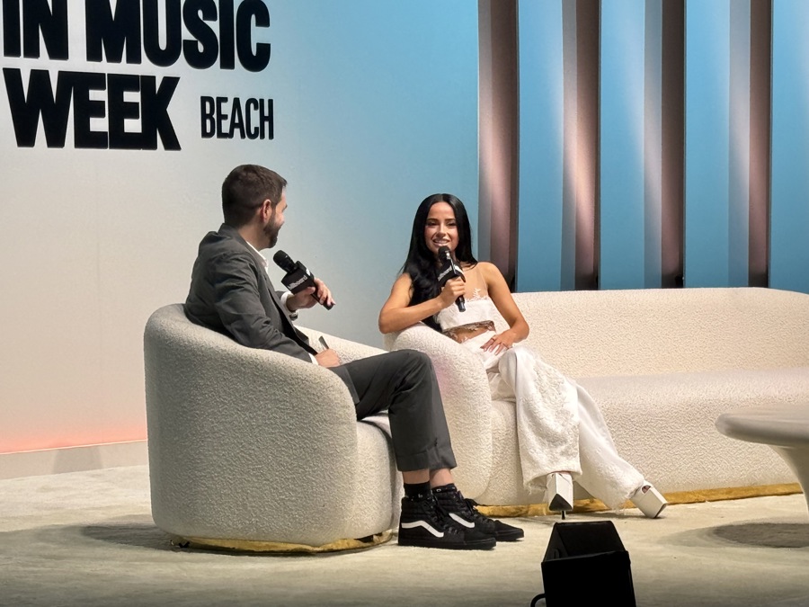 La cantante mexicoestadounidense Becky G (d) habla junto al codirector de contenido de Billboard, Jason Lipshutz