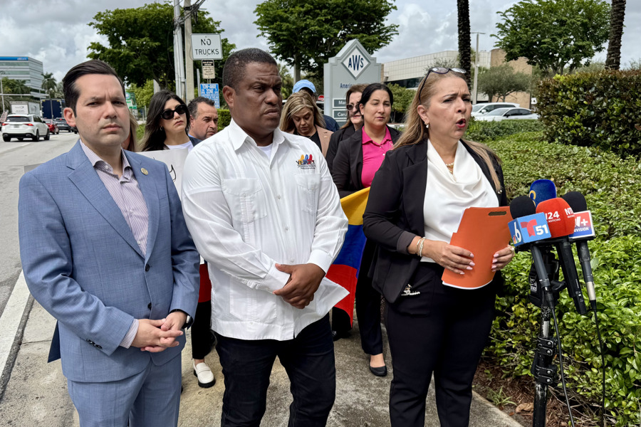 La presidenta de la Asociaci&oacute;n Multicultural de Activistas Voz y Expresi&oacute;n (Amavex), Helene Villalonga (c), habla junto al presidente de Venezolanos Perseguidos en el Exilio Pol&iacute;tico (Veppex), Jos&eacute; Antonio Colina (i), y el concejal de Doral, Rafael Pineyro (d), durante una rueda de prensa 