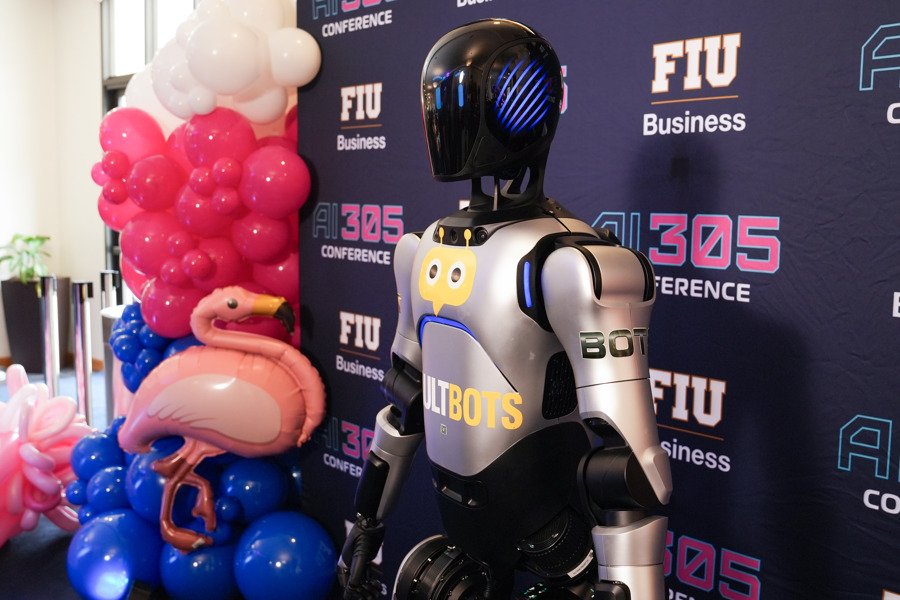Debuta en Miami Luka, el robot que ayudará en hoteles, restaurantes y geriátricos Debuta en Miami Luka, el robot que ayudará en hoteles, restaurantes y geriátricos