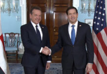 Marco Rubio (i), posando este viernes con el canciller de República Dominicana, Ito Bisonó,