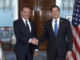Marco Rubio y el canciller dominicano abordan seguridad regional y cooperación económica Marco Rubio (i), posando este viernes con el canciller de República Dominicana, Ito Bisonó,